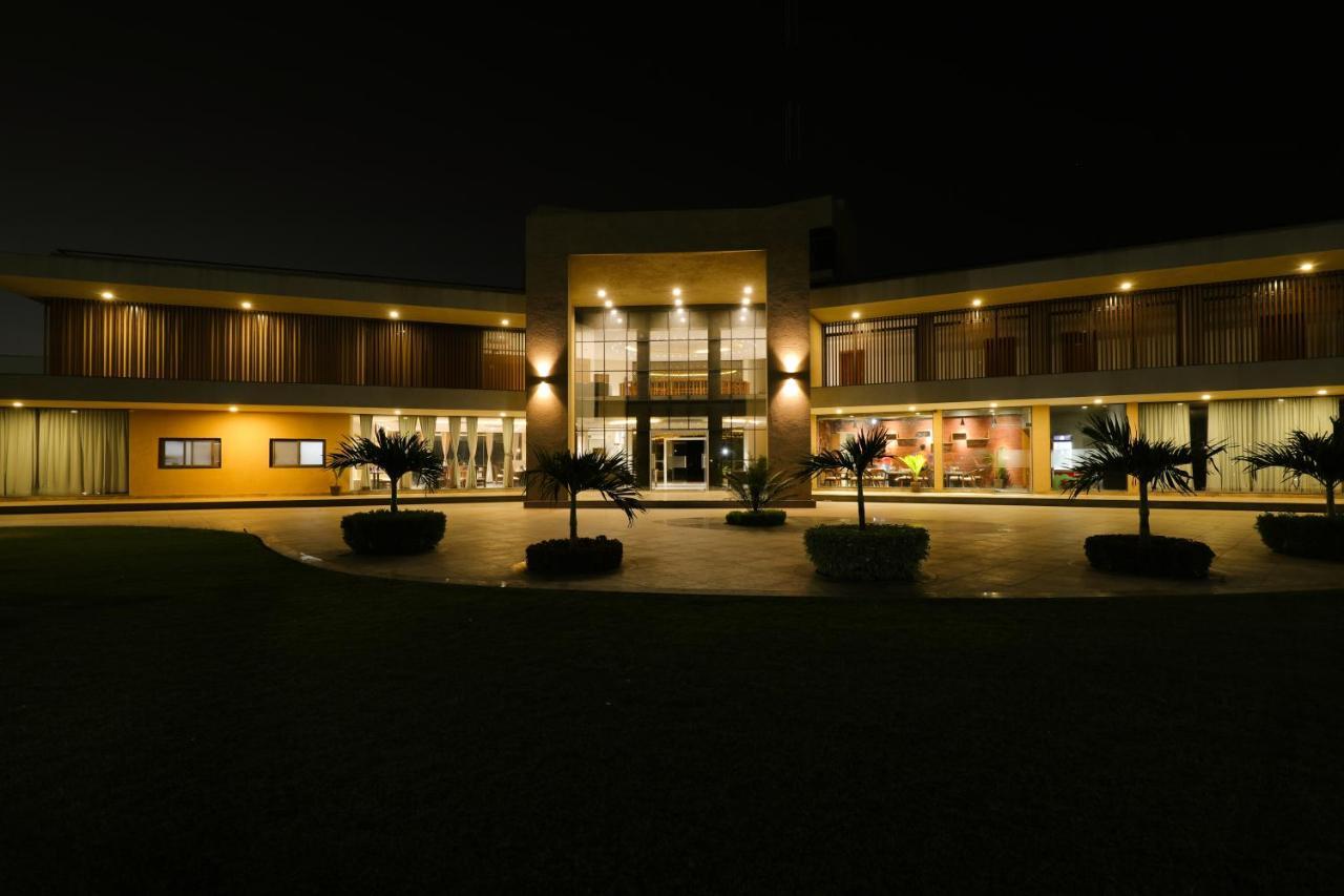 ホテル Club Heaven パランプル エクステリア 写真